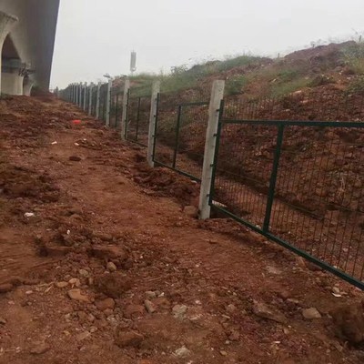 鐵路防護(hù)柵欄在橋梁上的應(yīng)用與重要性